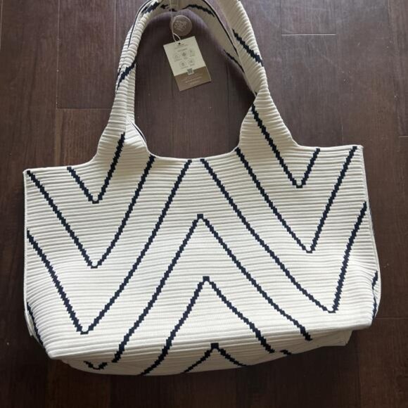 Vivaia Wallace tote bag NWT - Picture 2 of 3